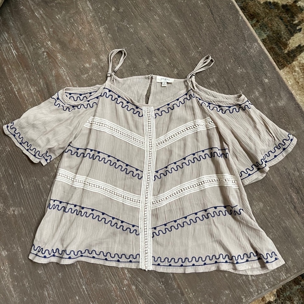 Women’s top w open shoulders